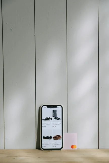 Design éditorial pour une publicité de produits d'emballage jaunes publiée dans un magazine imprimé